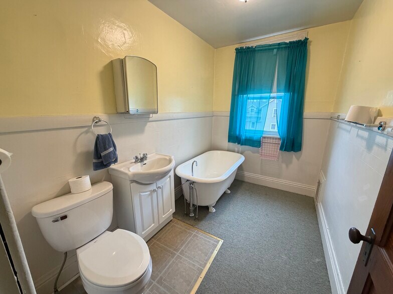 Building Photo - 102 1st St