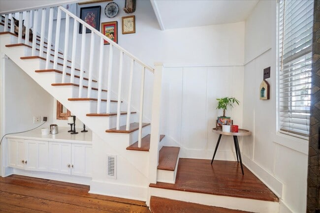 Building Photo - 237 Coming St