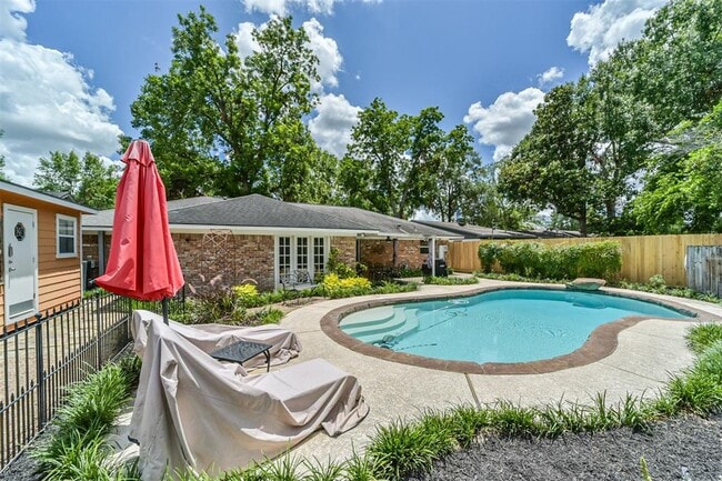 Building Photo - 9910 Pine Lake Dr