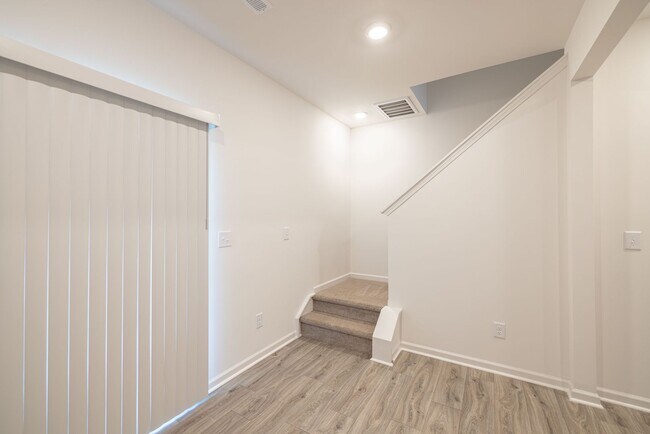 Building Photo - 2BD/2BTH Townhome in York