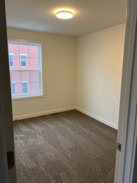 Building Photo - 213 W 2nd St