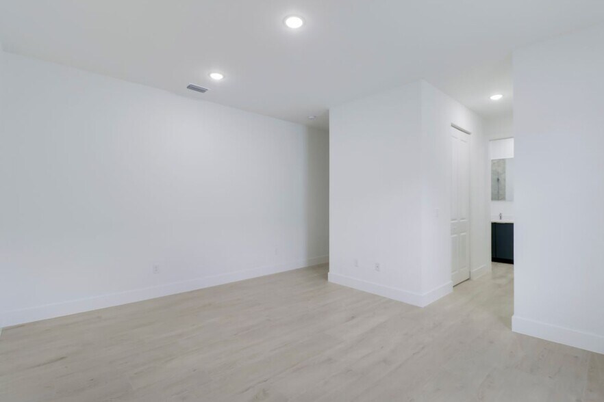 Building Photo - 17780 Thelma Ave
