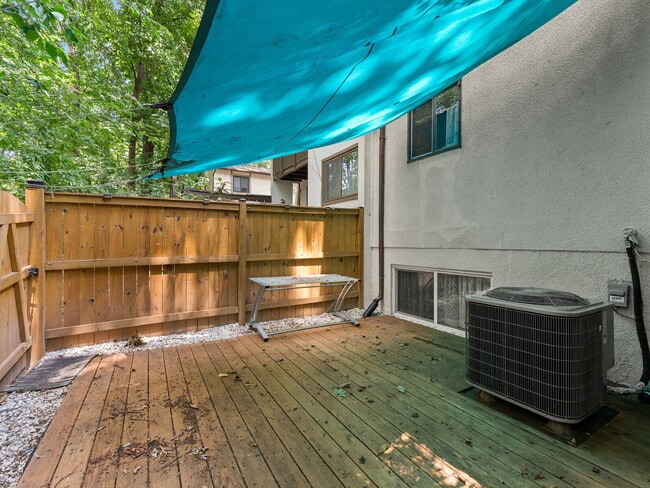 Building Photo - Spacious Reston Townhome in a Prime Centra...