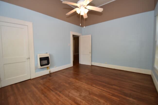 Building Photo - Centrally Located 2 Bed Close to Tech!