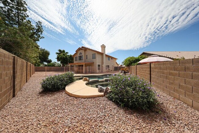 Building Photo - 5BD 3BA with Pool in West Chandler!