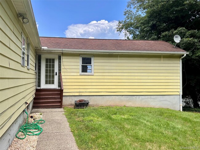 Building Photo - 2 Oak St