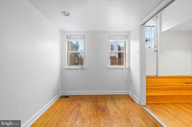 Building Photo - 2029 Bainbridge St