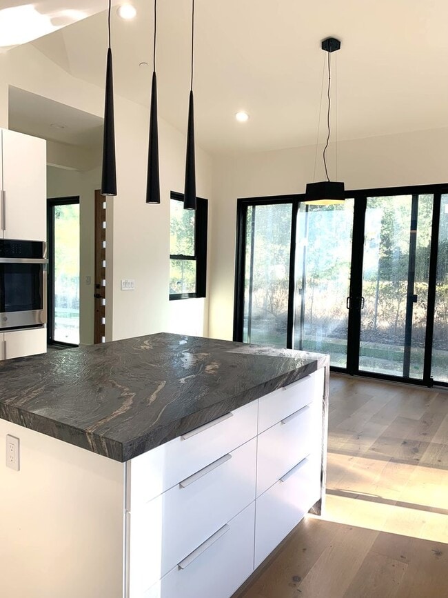 Building Photo - Bright, Modern & Beautiful – 3BR Home in M...