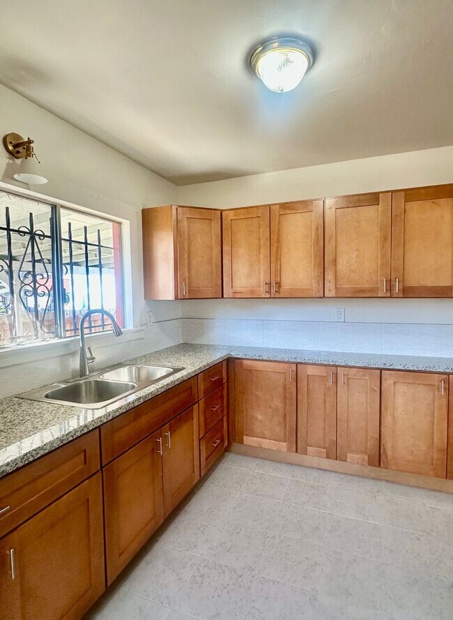 Building Photo - Charming single family home available for ...