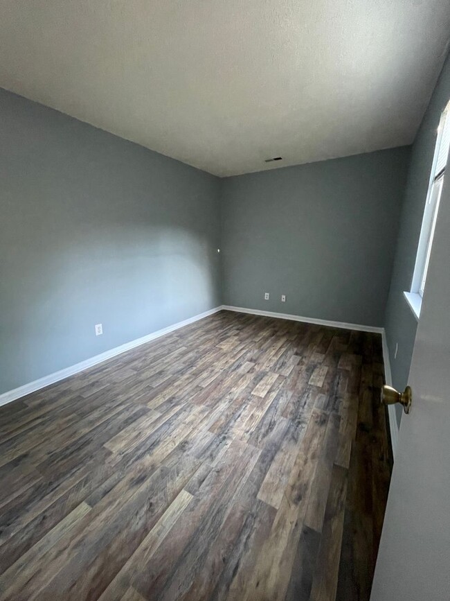 Building Photo - 2 Bedroom, 1.5 Bath-Available Now-6149 Ben...