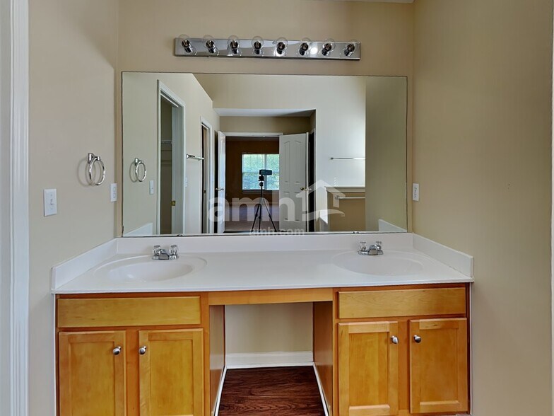 Building Photo - 653 Timber Walk Dr