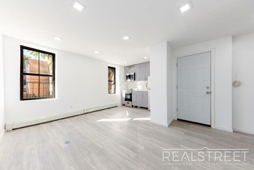 Building Photo - Brand New 4 Bed 3 bath Upper Duplex in Bed Stuy Townhouse!