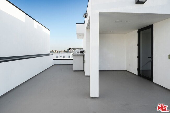 Building Photo - 735 N Gramercy Pl