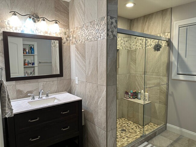 Building Photo - 763 S Aurora St