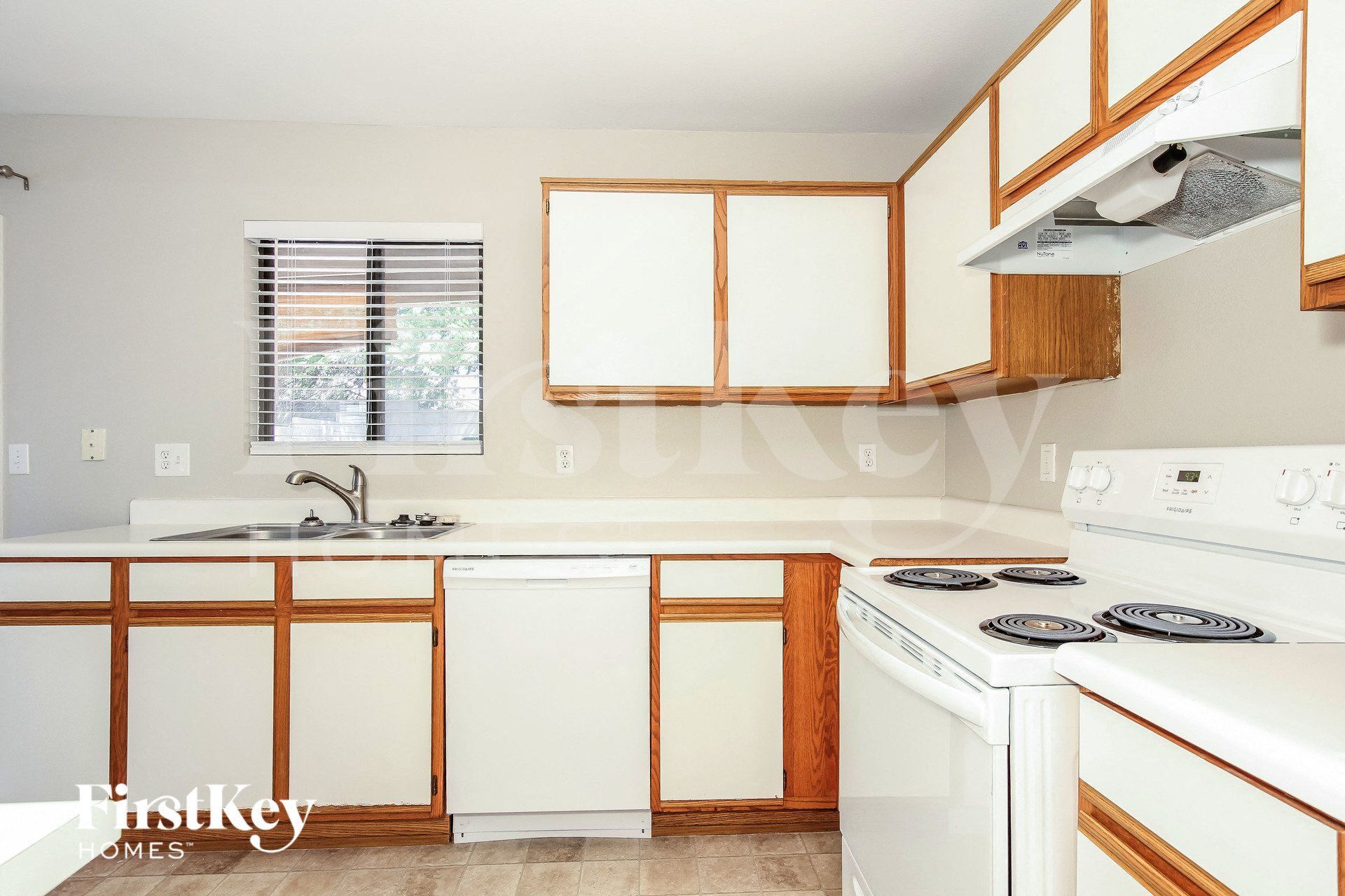 Building Photo - 3132 W Robin Ln