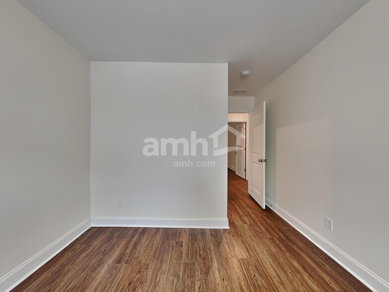 Building Photo - 992 Theodore Rd