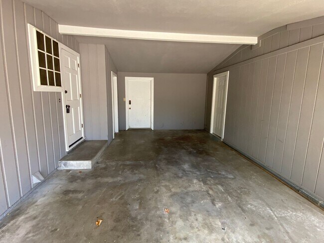 Building Photo - Spacious Visalia home in a well establishe...