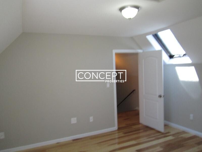 Building Photo - 17 Bow St