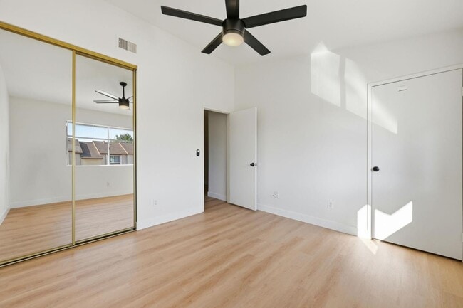 Building Photo - 5130 N River Rd