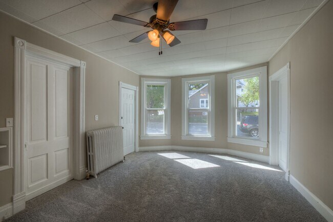 Building Photo - 5 Bedroom 2.5 Bath Midtown Home