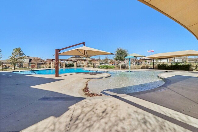 Building Photo - 10208 High Noon Dr