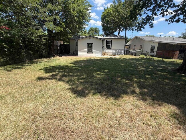 Building Photo - Spacious 3-Bedroom Home for Lease in Established Hurst Neighborhood