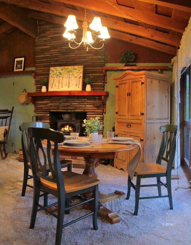 Building Photo - One Level House one mile from town close to hiking trails