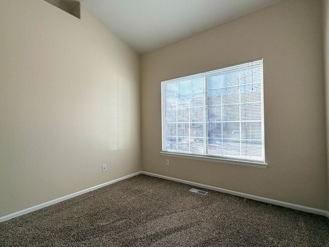 Building Photo - End-Unit Townhome in Littleton