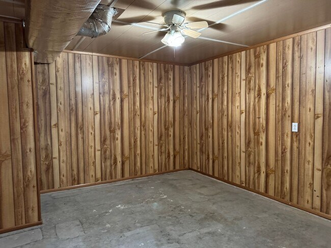 Building Photo - Sango! 3 Bed/2.5 Bath with unfinished base...