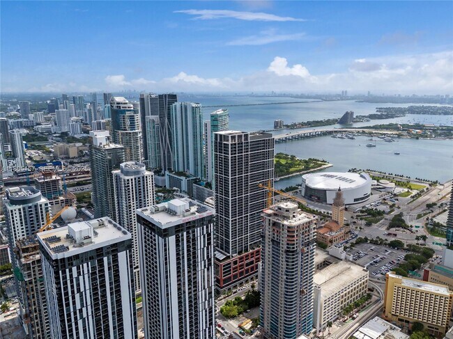 Building Photo - 601 NE 1st Ave