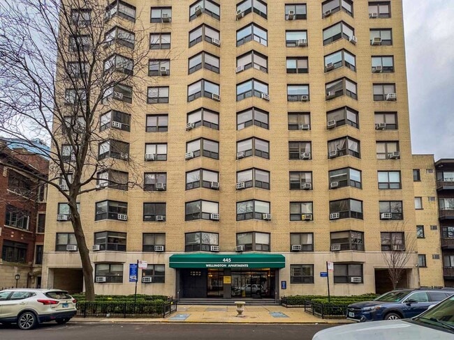 Building Photo - 428 W Wellington Ave