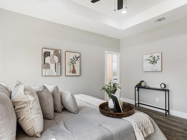 Building Photo - 2411 Mercedes St