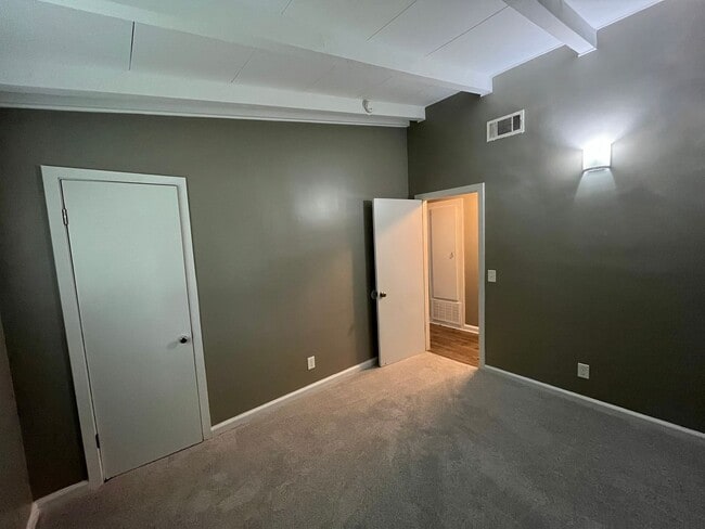 Building Photo - 2503 Broadmoor Dr