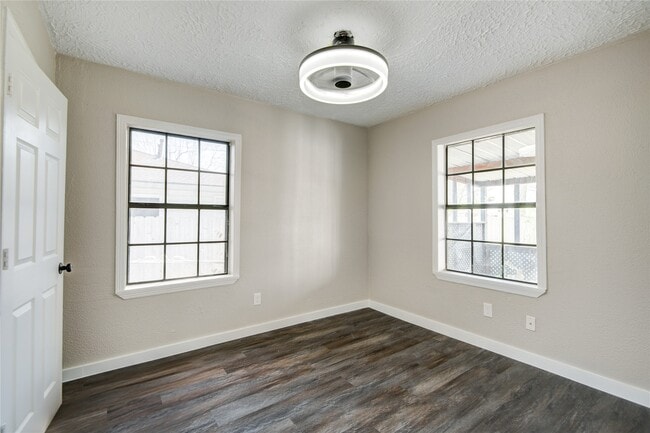 Building Photo - 418 S Kansas St