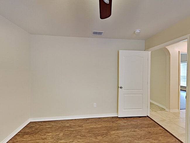 Building Photo - *No Application Fee* $500 Off 1st Month - ...