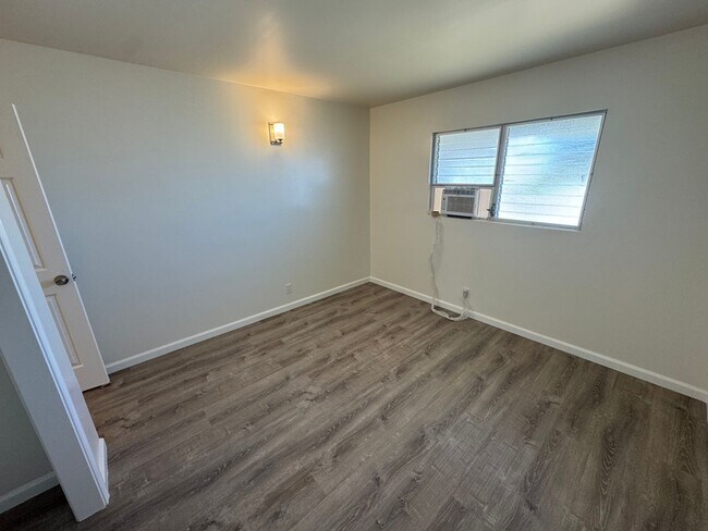 Building Photo - Fully renovated 2-bedroom, 1-bath unit loc...