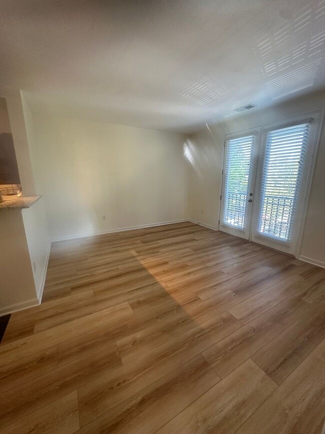 Building Photo - Fabulous 1BR condo in popular Walker Square