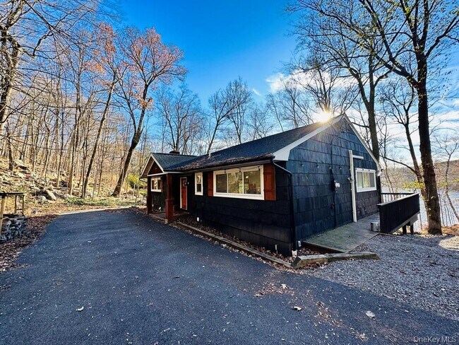 Building Photo - 117 Seven Hills Lake Dr