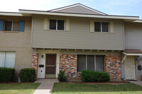 Building Photo - 4 Bedroom spacious Hallcraft!!!  Updated f...