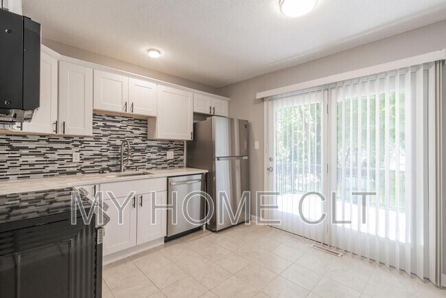 Building Photo - 3331 Erskine Dr
