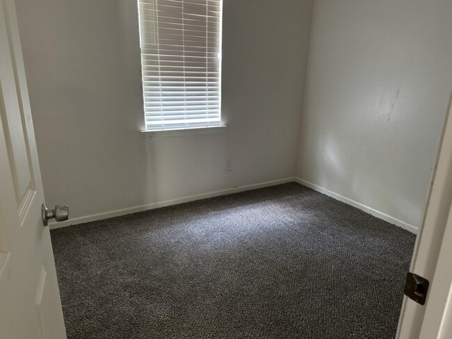 Building Photo - 930 Lakeside Dr