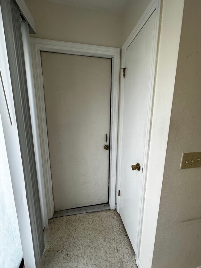 Building Photo - Available from May 15th.  2 Bedroom home with garage. Great Area and Location!