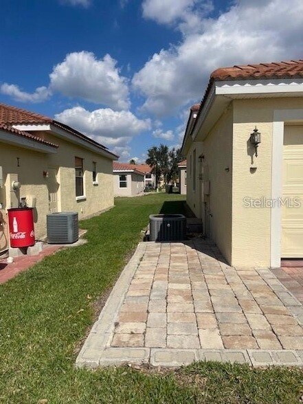 Building Photo - 415 Cinnamon Dr