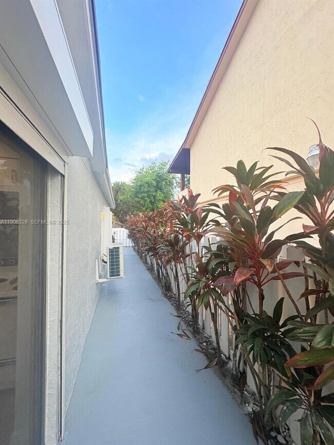 Building Photo - 927 NW 106th Ave Cir