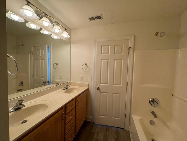 Second floor bathroom - 2488 Ryerson Ct