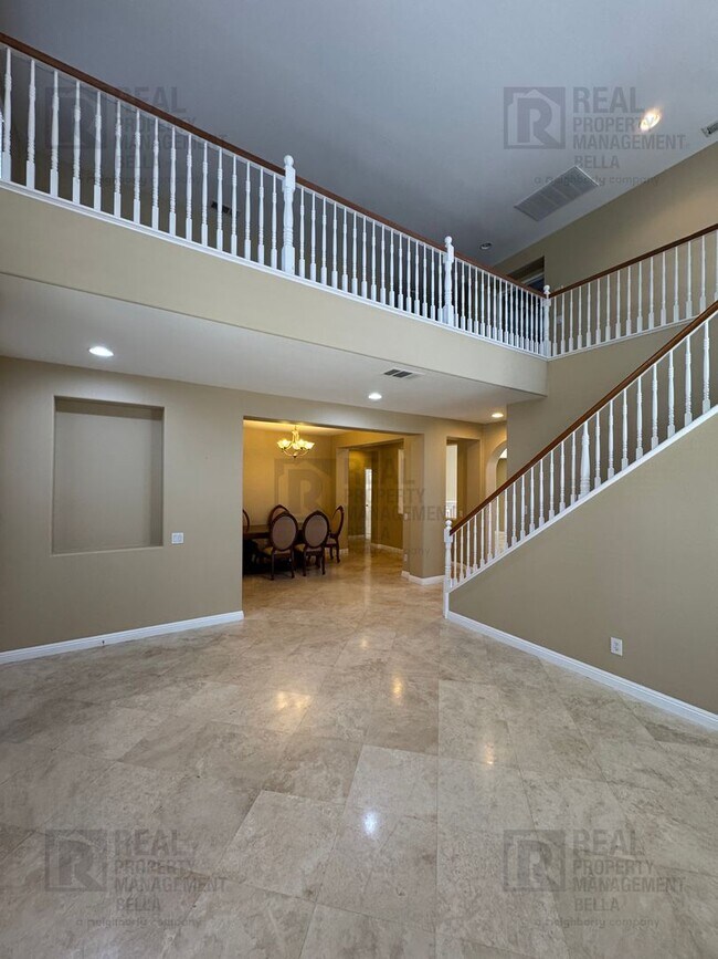 Building Photo - Ideal Layout! 4 Bedroom Home with Main Floor Bed/Bath & Open Loft