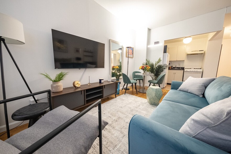 Building Photo - 305 E 95th St