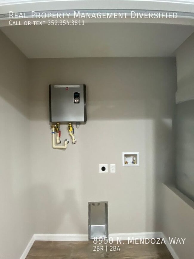 Building Photo - 8950 N Mendoza Way