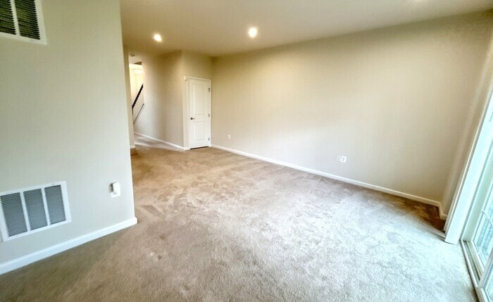 Building Photo - 502 River Crest Way