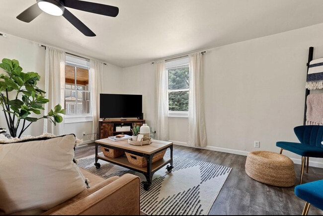 Building Photo - 532 W 5th Ave